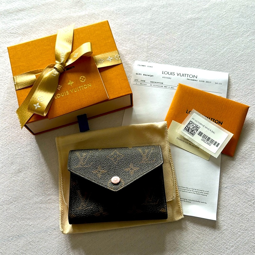 Louis Vuitton Victorine Wallet- excellent condition - comes with everything